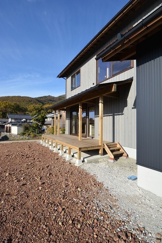 ～広いウッドデッキや造作家具で、木の温もりを存分に味わう～  「弥高の家」