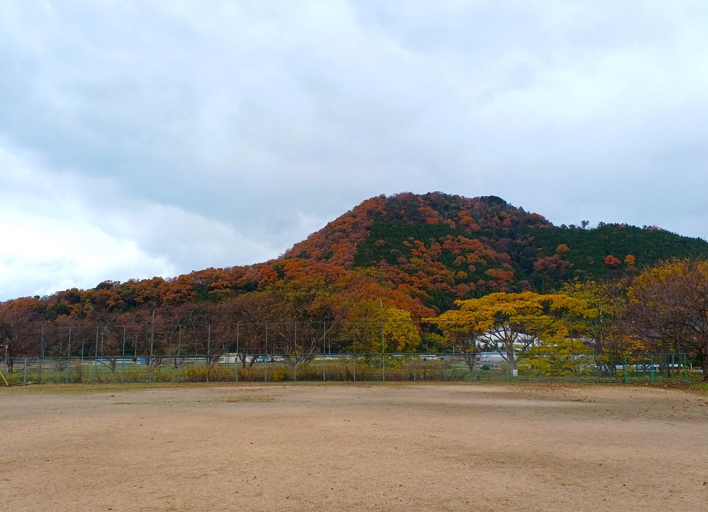 山粧う（やまよそおう）