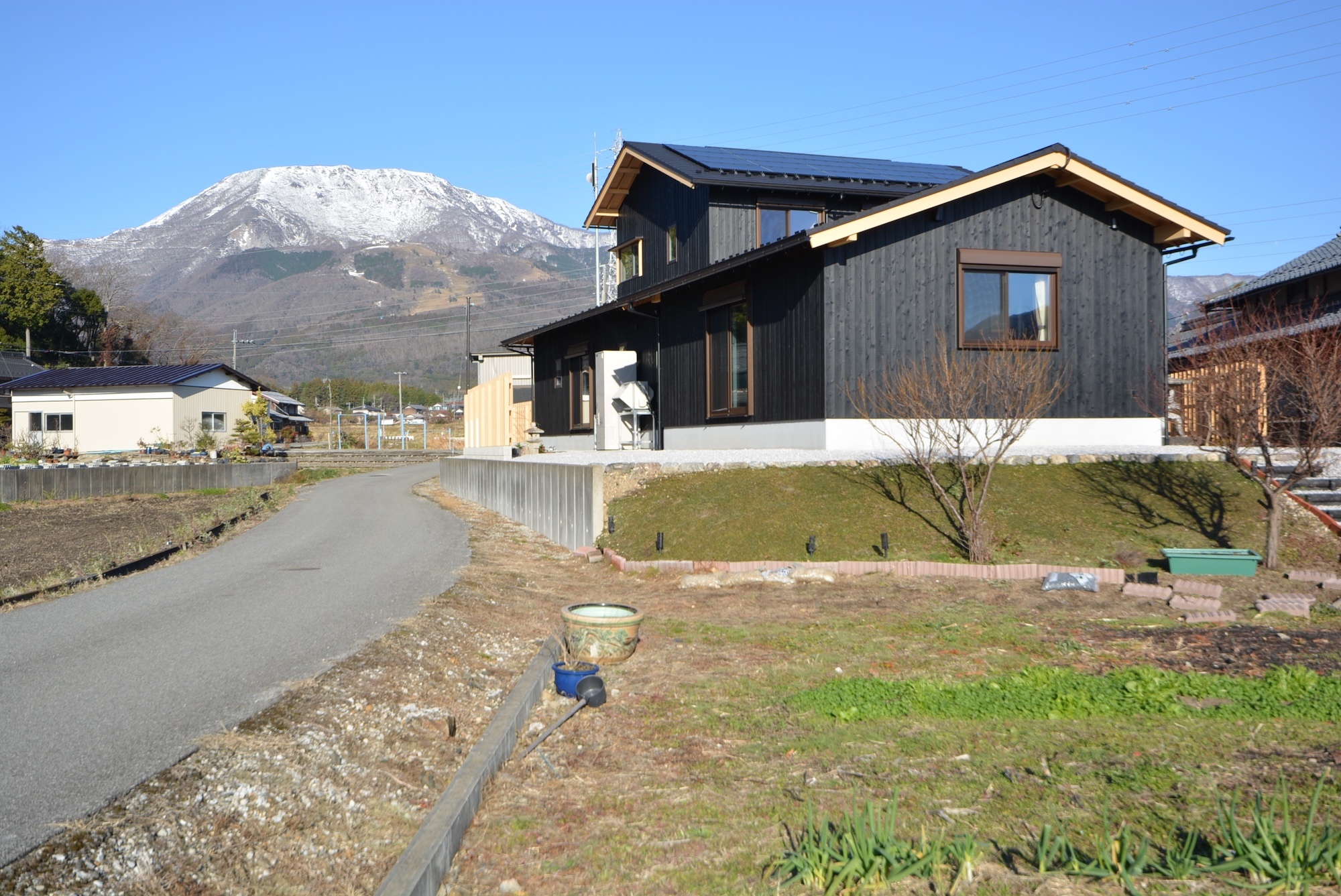 焼き杉板とは？外壁材として人気の理由とオシャレに取り入れる方法