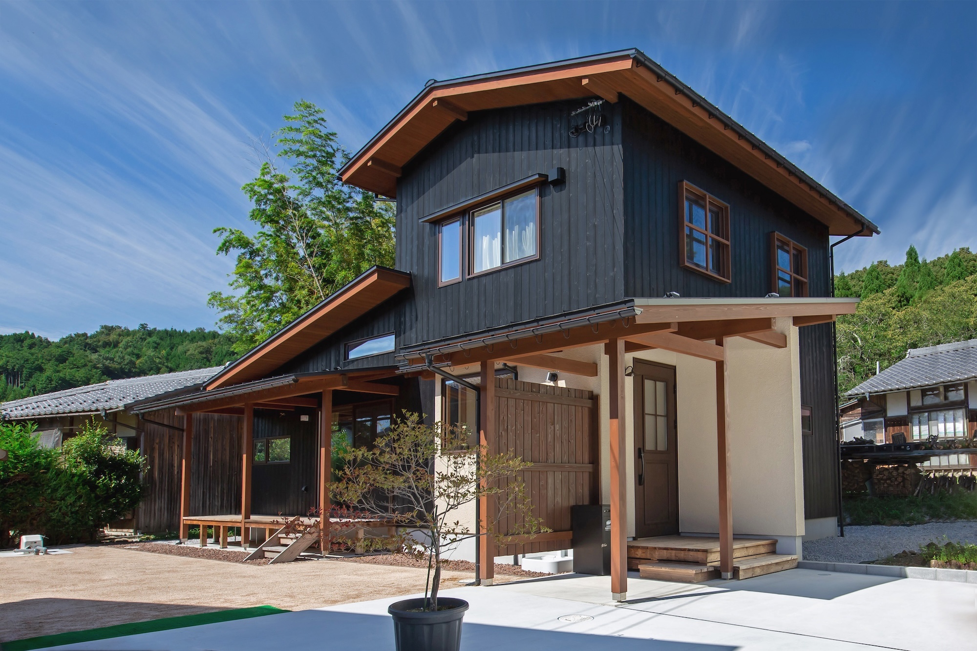 焼杉板とは？外壁に選ばれる理由と魅力をご紹介します！